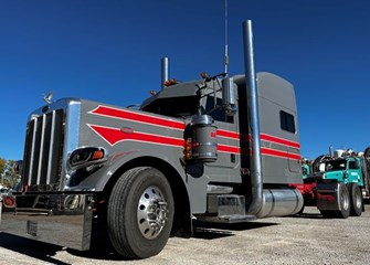 2021 Peterbilt 389 SemiTractor Truck