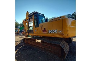 2004 John Deere 200CLC  Excavator